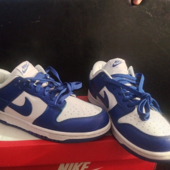 Athletic_Shoes